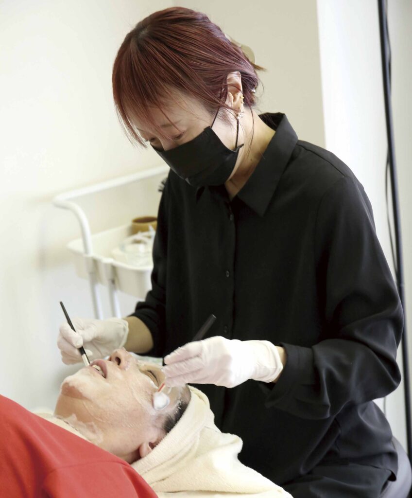 発光肌サロン　ケアプラス