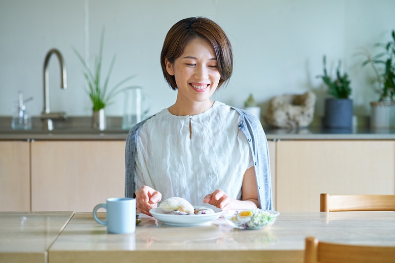 食事する女性