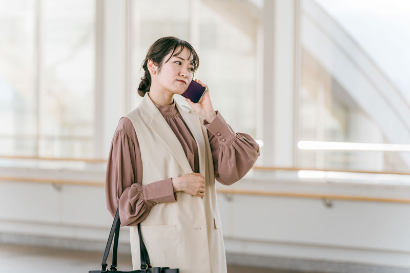 電話する女性