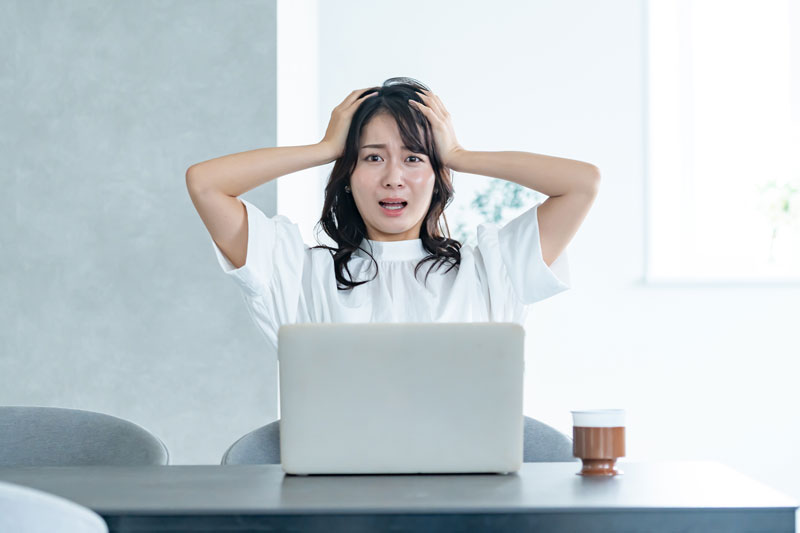 頭を抱える女性
