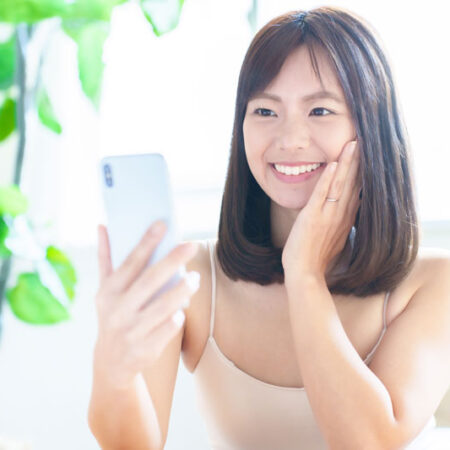 肌をチェックする女性