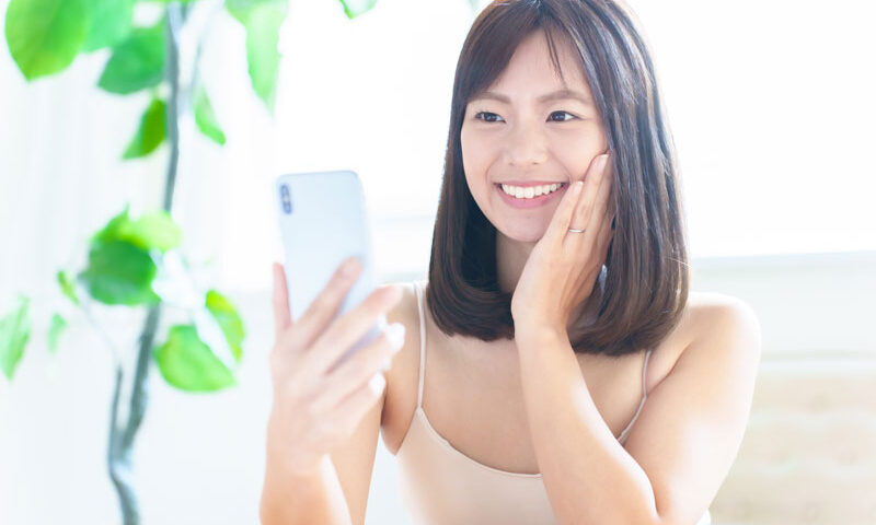 肌をチェックする女性