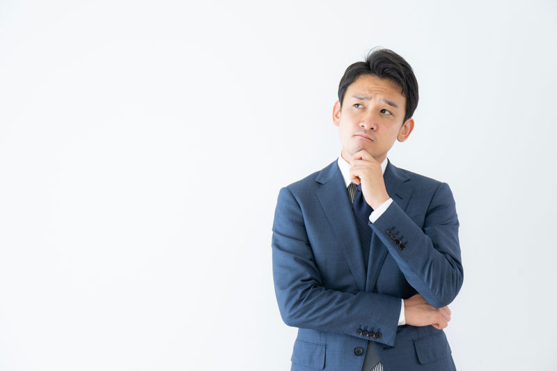 悩むビジネスマン